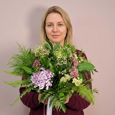 Девушка с букетом